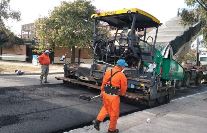 Continúan la repavimentación de la calle Pío Collivadino.