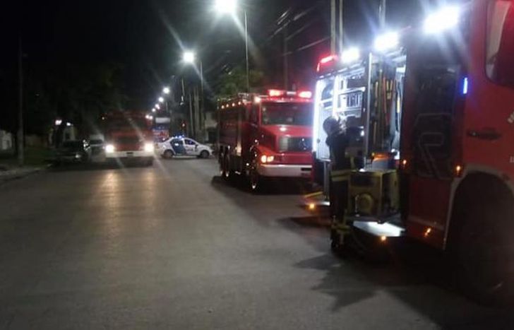 Tres dotaciones de bomberos trabajaron en el lugar.