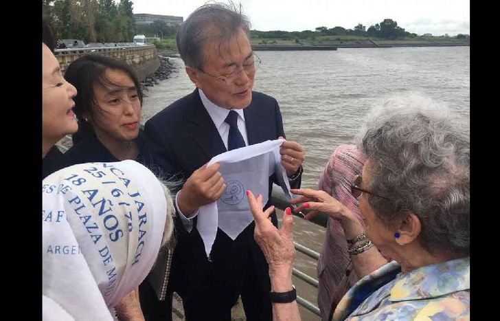 A Moon Jae-in le obsequiaron un pañuelo blanco, símbolo de las Madres y Abuelas.