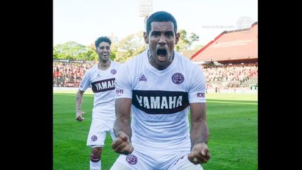 Sand celebró el gol 122 en su carrera con la camiseta de Lanús.