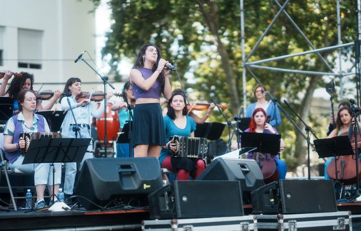 La Empoderada Orquesta Atípica dará un show para cerrar la noche en Turdera.