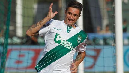 Noir festejando con la camiseta de Banfield.