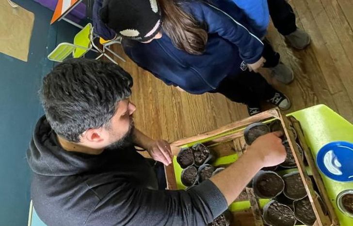 Alumnos del Colegio Raíces participaron de un taller de forestación.