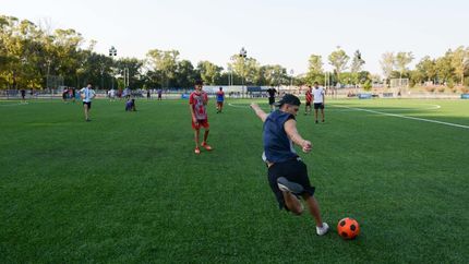 El parque tiene una cancha profesional de césped sintético.