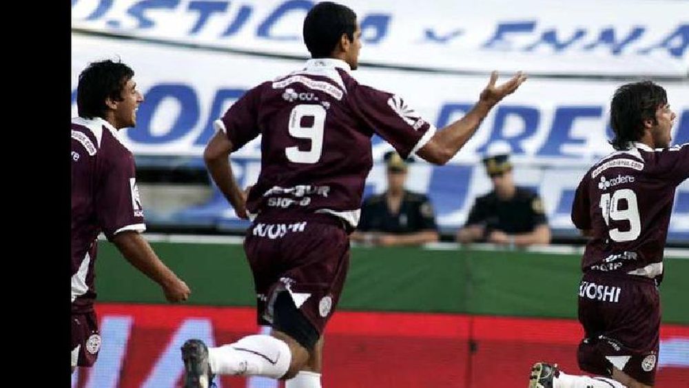 Lagos y Sand, en el festejo Granate del Apertura 2008, uno de los últimos triunfos en Liniers.