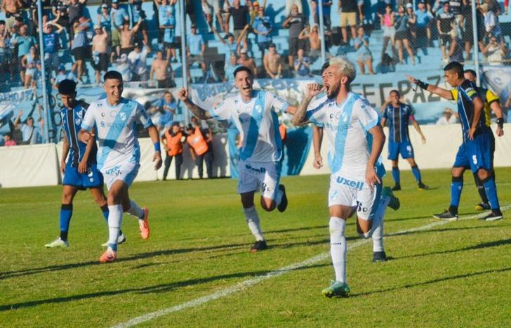 Brian Sánchez, que ingresó en el segundo tiempo, anotó el tercer gol de Temperley.