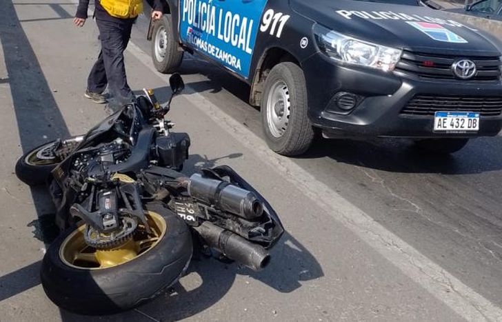 La moto de Emiliano sobre el asfalto tras el fuerte choque en Camino Negro.
