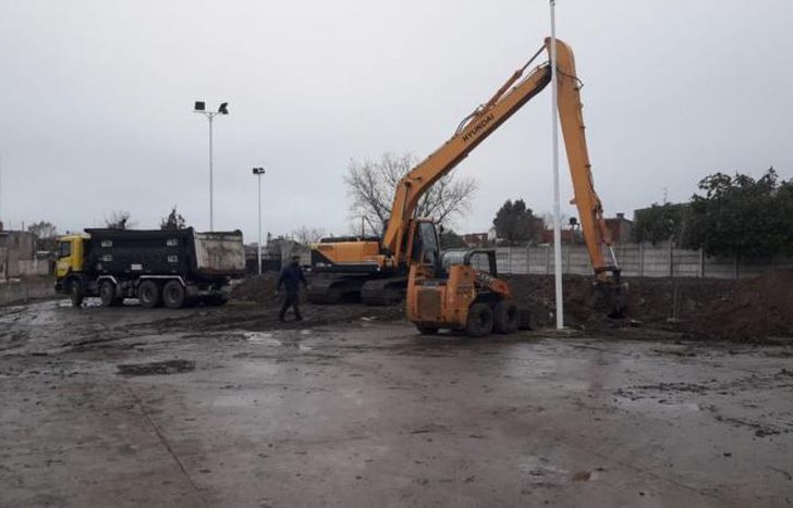 Utilizan diferentes máquinas para las tareas.