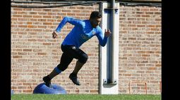 Había padecido una entorsis en la rodilla izquierda.