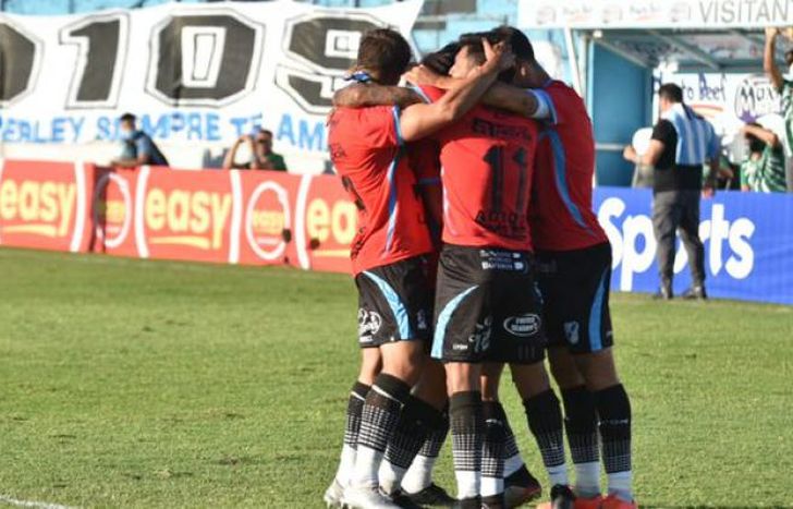 Todos los abrazos para Baldunciel, autor del gol del triunfo.