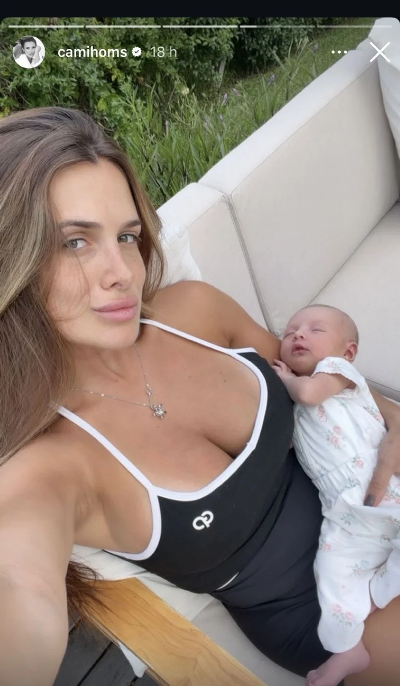 Al natural y disfrutando de su tercera hija. 