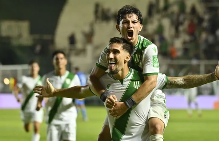 Lisandro Piñero festeja junto a Mauro Méndez el triunfo de Banfield.