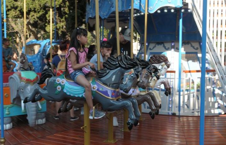 Miles chicas y chicos disfrutan de los paseos gratuitos.