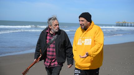 Los Tulipanes presentan Cada loco con su tema junto al Perro Serrano.