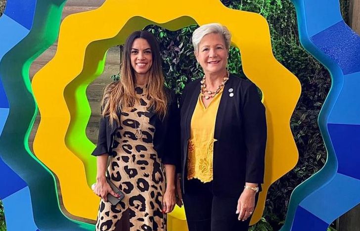 Silvia junto a Yanina Martínez, subsecretaria de Turismo, quien les otorgó la Marca País.