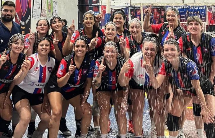Así celebraron el ascenso las chicas de Atlético Llavallol.