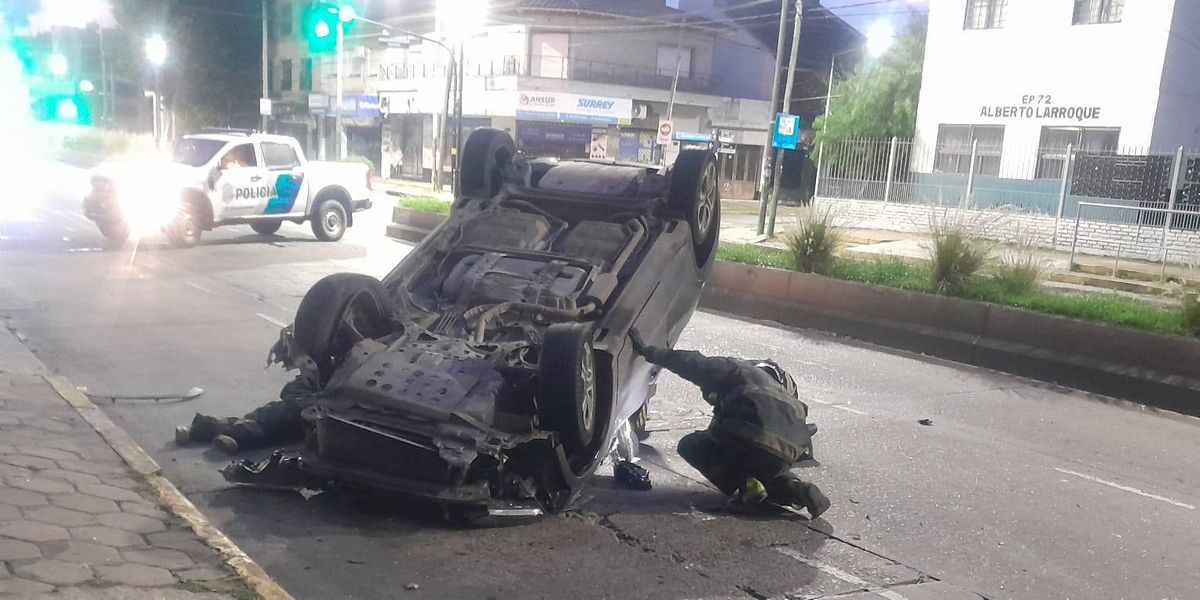 Así quedó el auto tras el vuelco.
