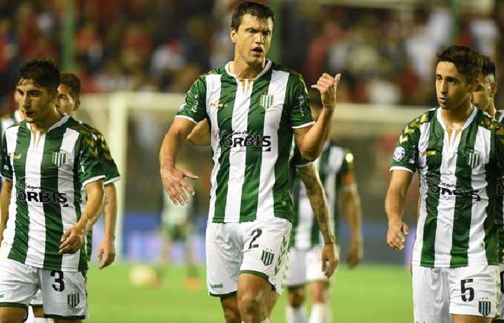 Banfield recupera a Claudio Bravo (3) y Renato Civelli (2) para el partido ante Belgrano.