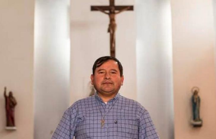 Había viajado a su país natal a visitar a su madre.