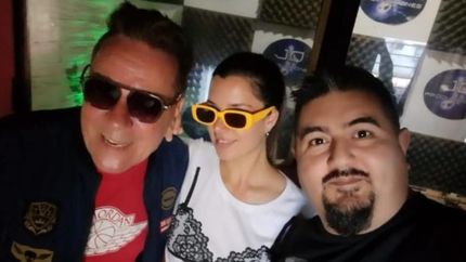 Diario La Unión | Junto a los representantes de la discográfica.