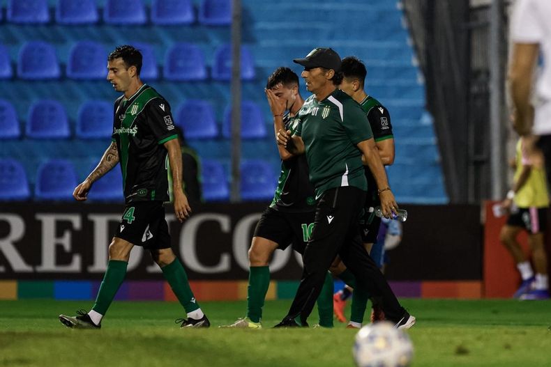 El DT de Banfield dolido por la derrota en el final.