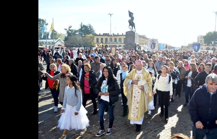 El Obispo de la ciudad, monseñor Jorge Lugones, presidió la misa central.