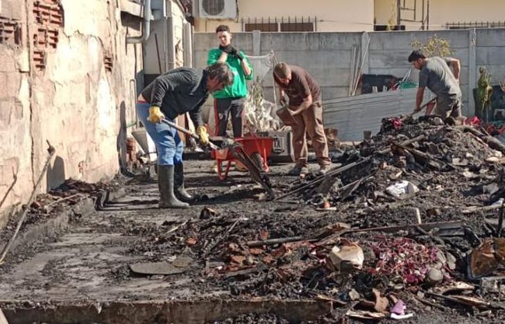 Los restos del hogar. Los vecinos ya trabajan para ayudar a la familia.