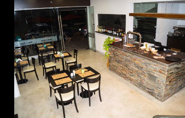 El bar funciona en la Sede Social, ubicada en el centro de Adrogué.