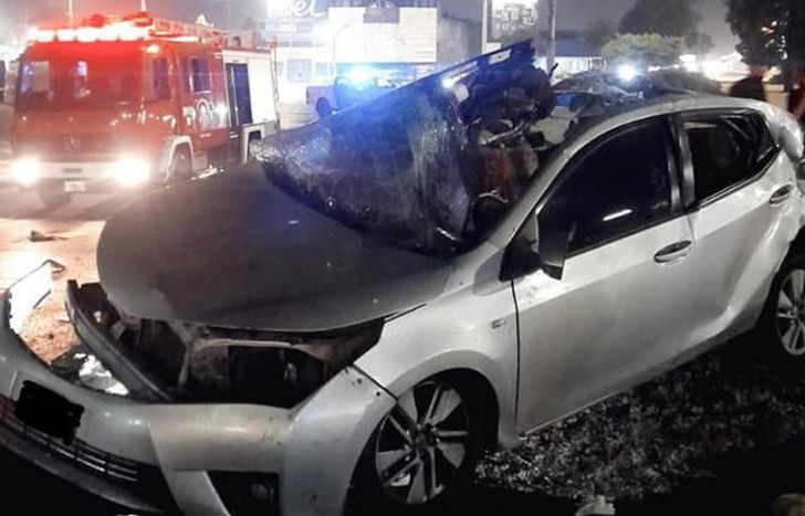 El auto quedó totalmente destruido.
