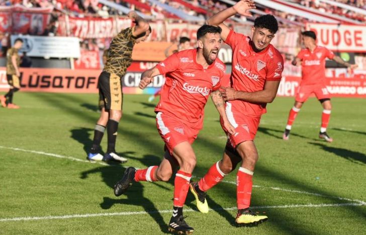 Así celebró Gallegos su gol ante Cañuelas.