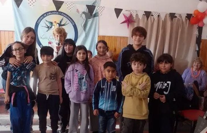 Abuelos y nietos todos juntos en un festejo único.&nbsp;