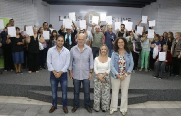 junto a los nuevos propietarios.