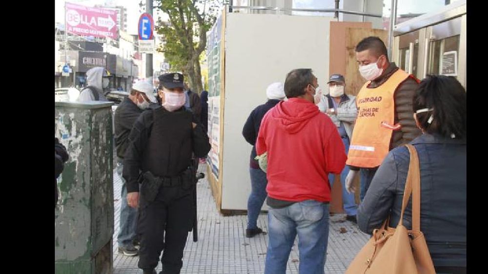 Despliegan distintas medidas de seguridad en los bancos y sus alrededores para cuidar a los vecinos