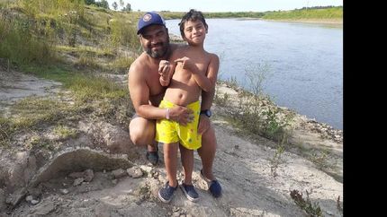 tiene seis anos y hallo restos fosiles de un dinosaurio