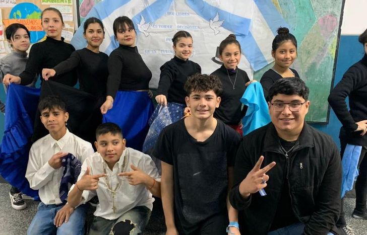 Uno de los ballet preparándose para la presentación en el Teatro del Municipio.