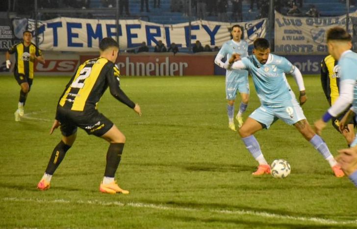 López se acomoda para sacar el remate.