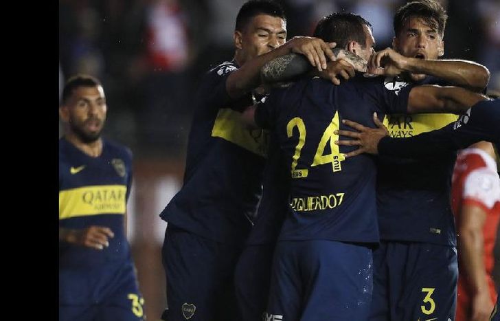 Todos los abrazos para Carlos Izquierdoz, que con un cabezazo le dio la victoria a Boca.