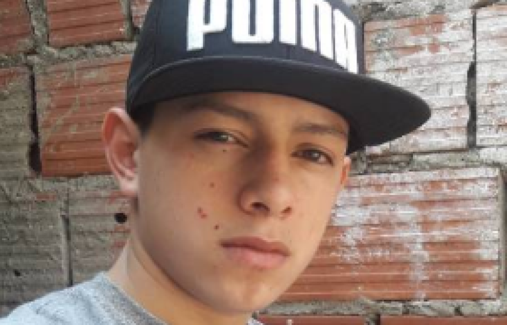 La víctima fue baleada en la vereda de su casa y murió por las graves heridas.