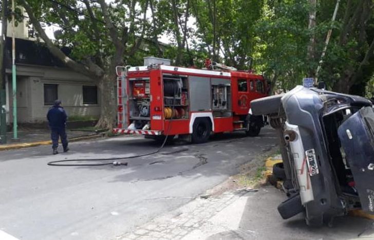 Así quedo uno de los vehículos.