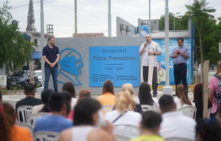 Federico Otermín y el Obispo Jorge Lugones inauguraron el Boulevard Papa Francisco en Lomas de Zamora.&nbsp;