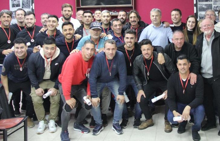 Medallas y diplomas para los campeones.