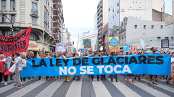 Ruidazo en la Plaza Grigera y vigilia en el Congreso mientras Diputados busca aprobar la reforma a la Ley de Glaciares.