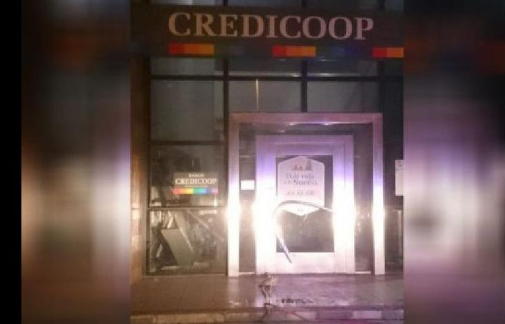 La Policía busca a los delincuentes que escaparon.