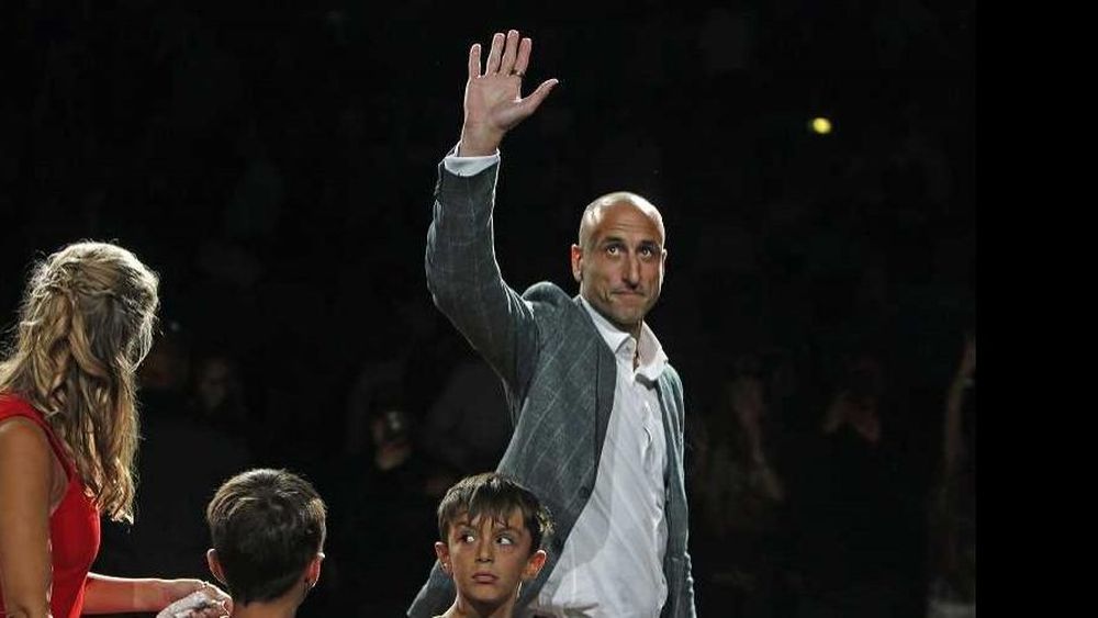 El argentino se convirtió en el noveno ex jugador en recibir la distinción de retiro de su camiseta de San Antonio.