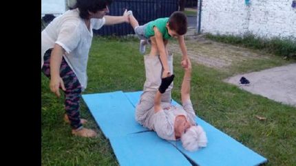 hay yoga para adultos y niños.