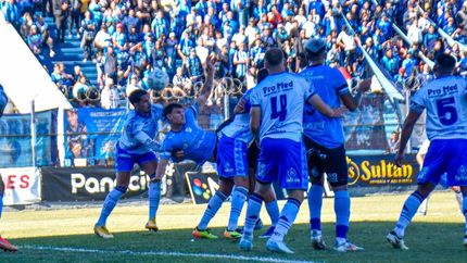 Diario La Unión | Aguiñagalde a punto de conectar al gol.