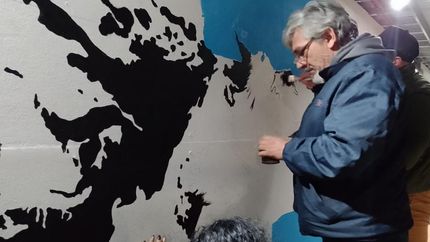 El mural de las islas en pleno proceso.