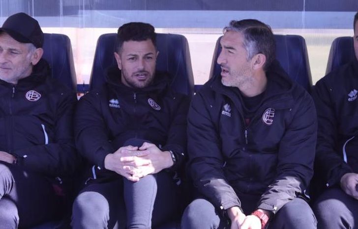 Rodrigo Acosta no consigue cambiar el rumo de un golpeado Lanús.