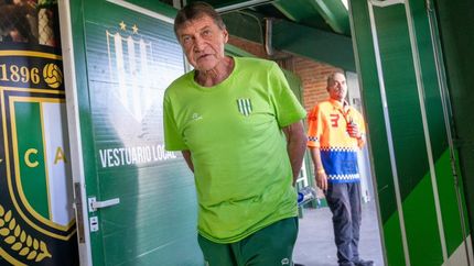 Falcioni comienza a ensamblar las piezas.