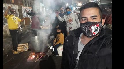 un grupo de amigos de llavallol organiza ollas populares y acompana a las familias un grupo de amigos de llavallol organiza ollas populares y acompana a las familias